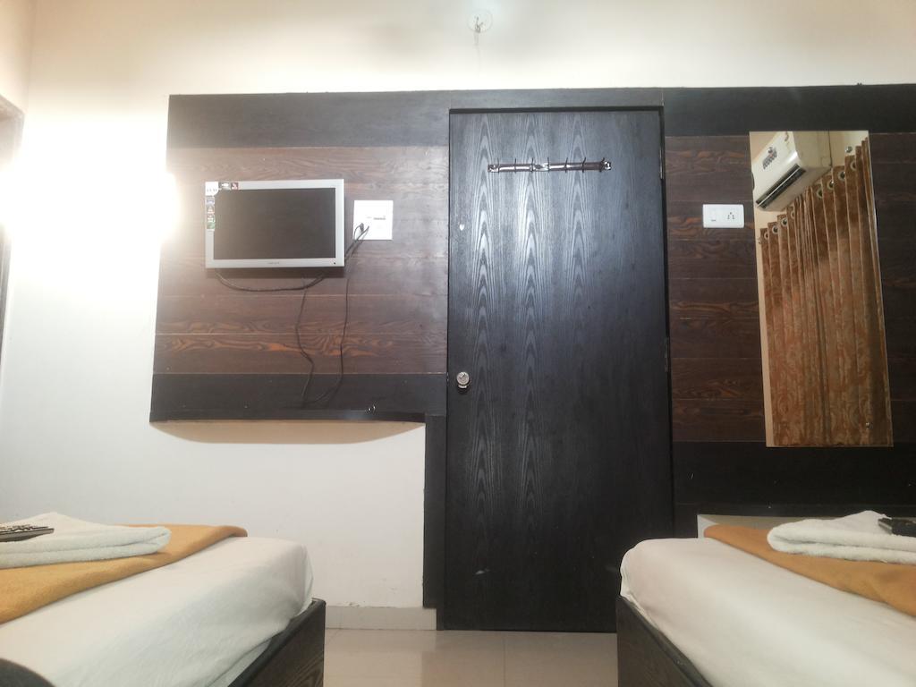 Hotel Sai Galaxy Inn Shirdi Quarto foto